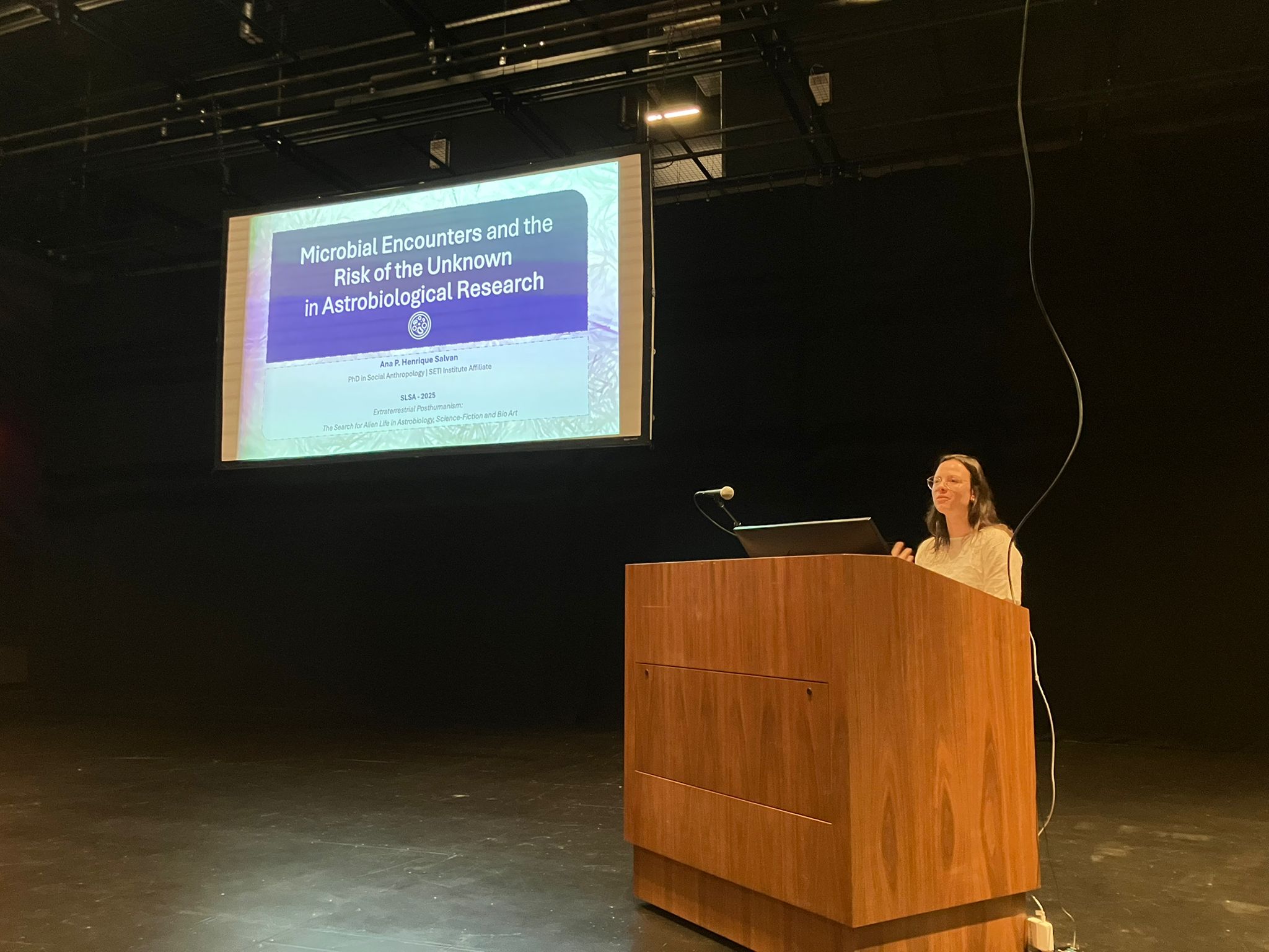 Ana Paula Henrique Salvan apresenta paper sobre o astrobiologia e microorganismos durante a SLSA 2025